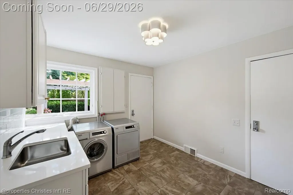 950 E Glengarry Circle Bloomfield Hills City MI 48301