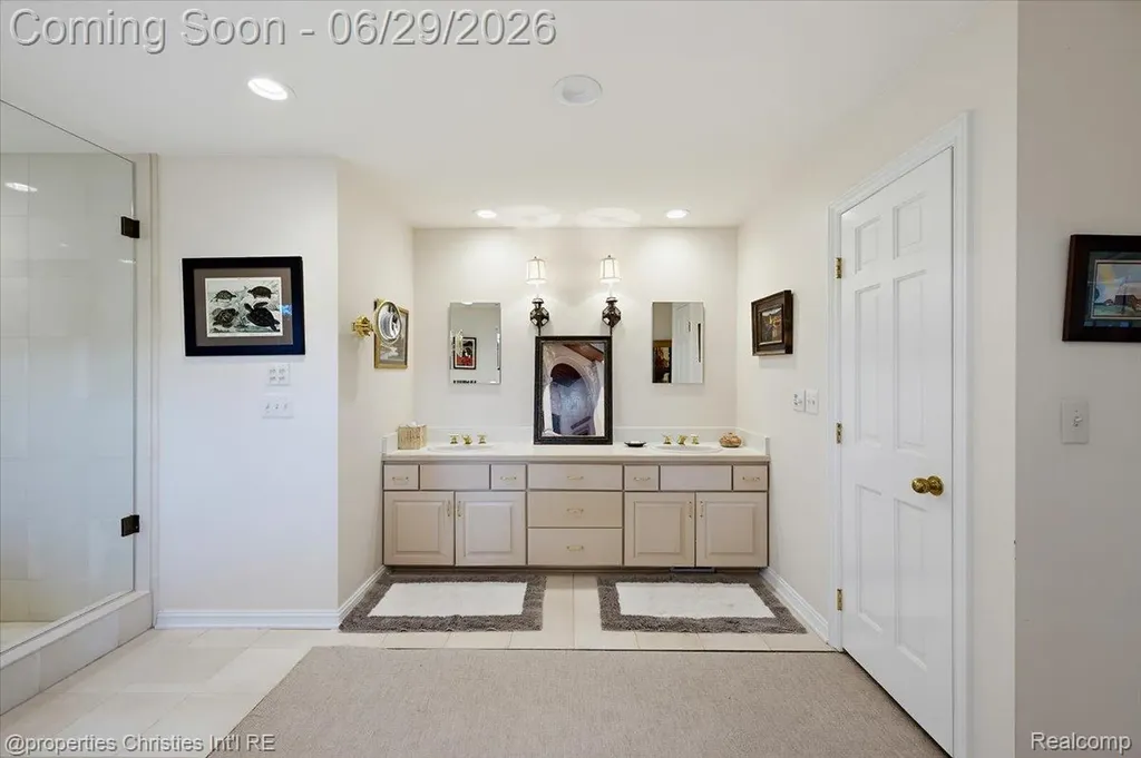 950 E Glengarry Circle Bloomfield Hills City MI 48301