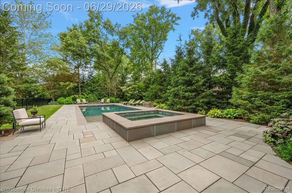 950 E Glengarry Circle Bloomfield Hills City MI 48301