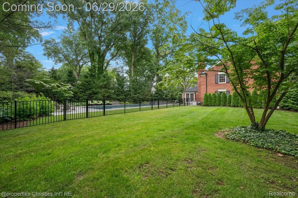 950 E Glengarry Circle Bloomfield Hills City MI 48301