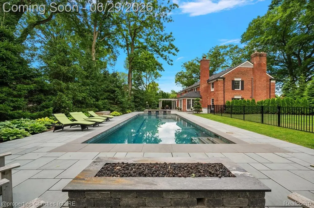 950 E Glengarry Circle Bloomfield Hills City MI 48301