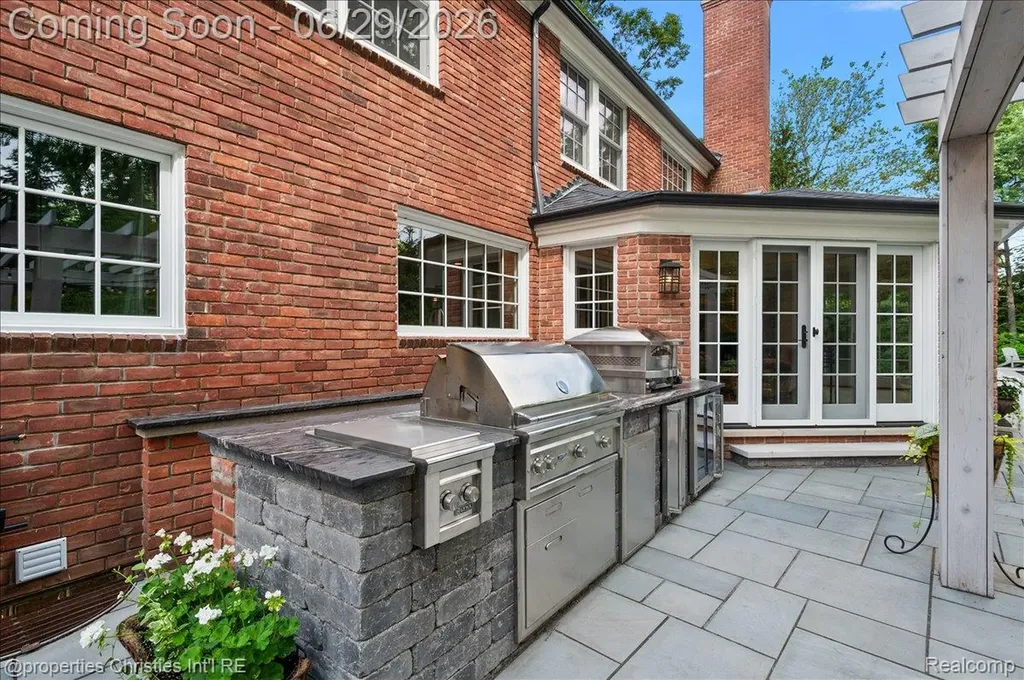 950 E Glengarry Circle Bloomfield Hills City MI 48301