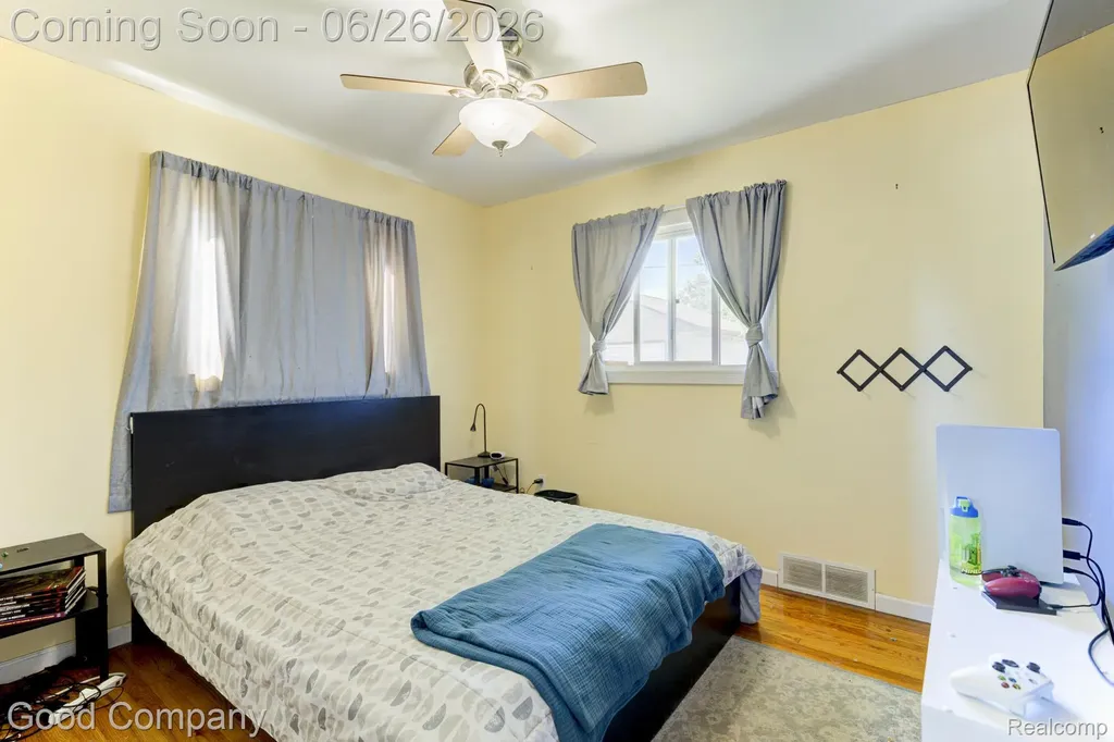 32032 Parkwood Street Westland City MI 48186