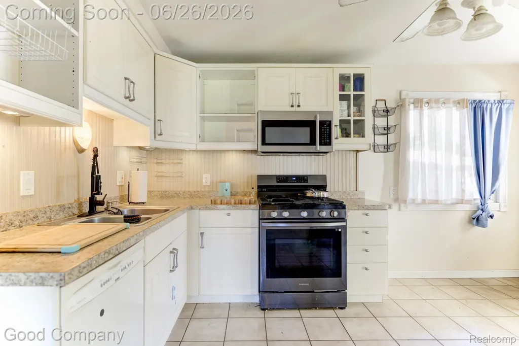 32032 Parkwood Street Westland City MI 48186