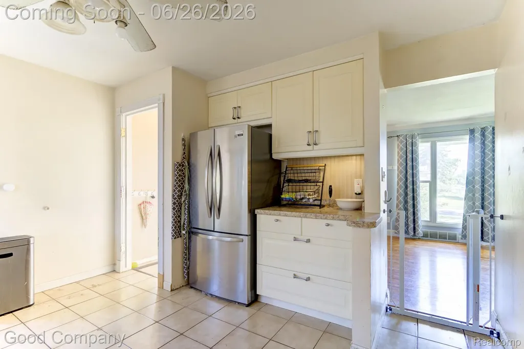 32032 Parkwood Street Westland City MI 48186