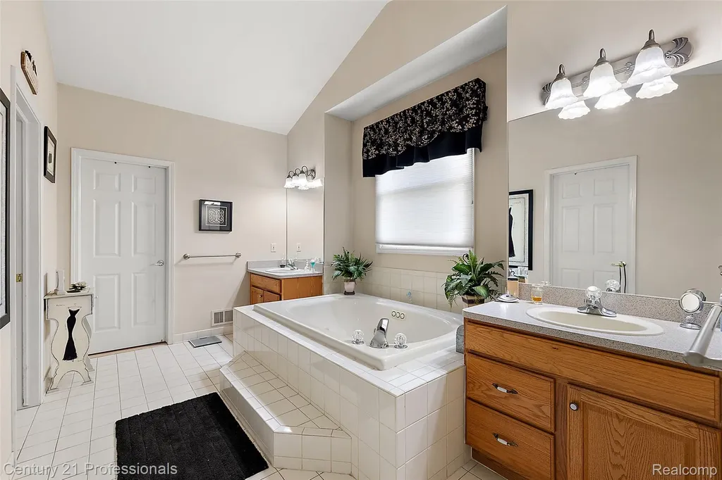 8117 Remington Court Independence Charter Township MI 48348