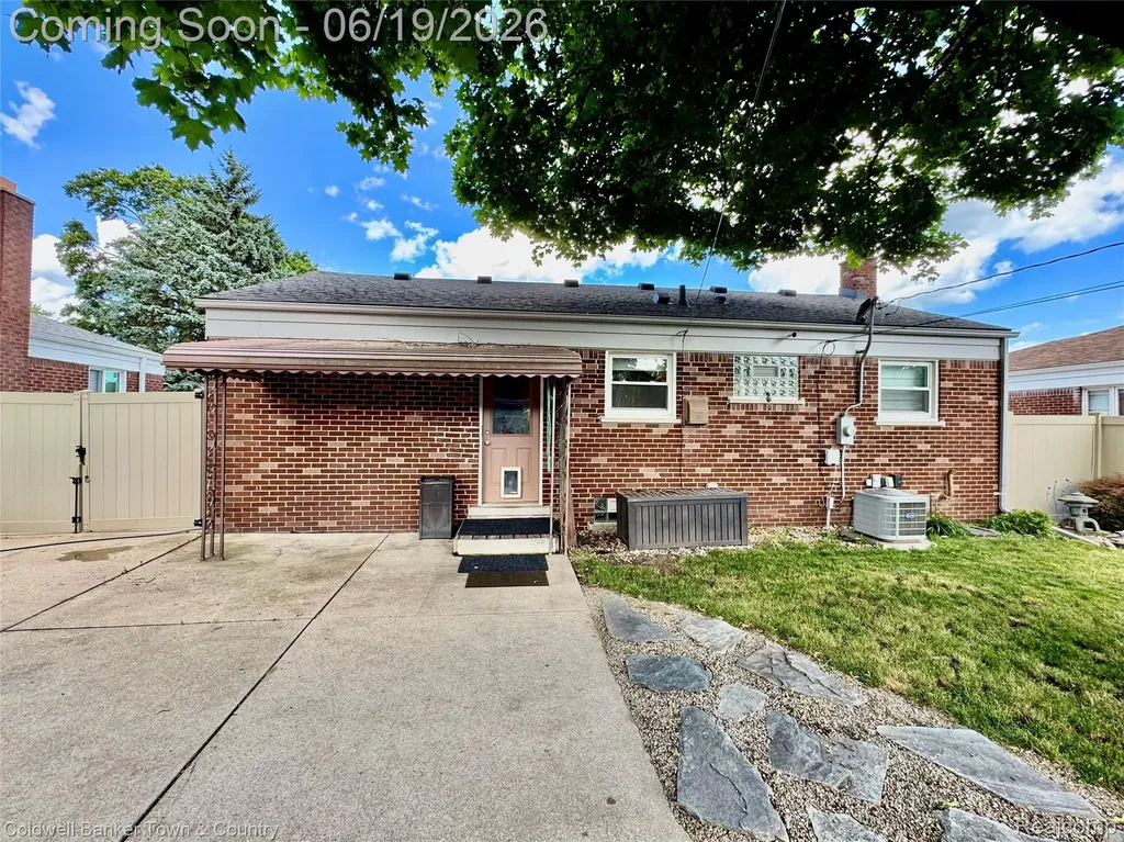 2470 Pinetree Drive Trenton City MI 48183