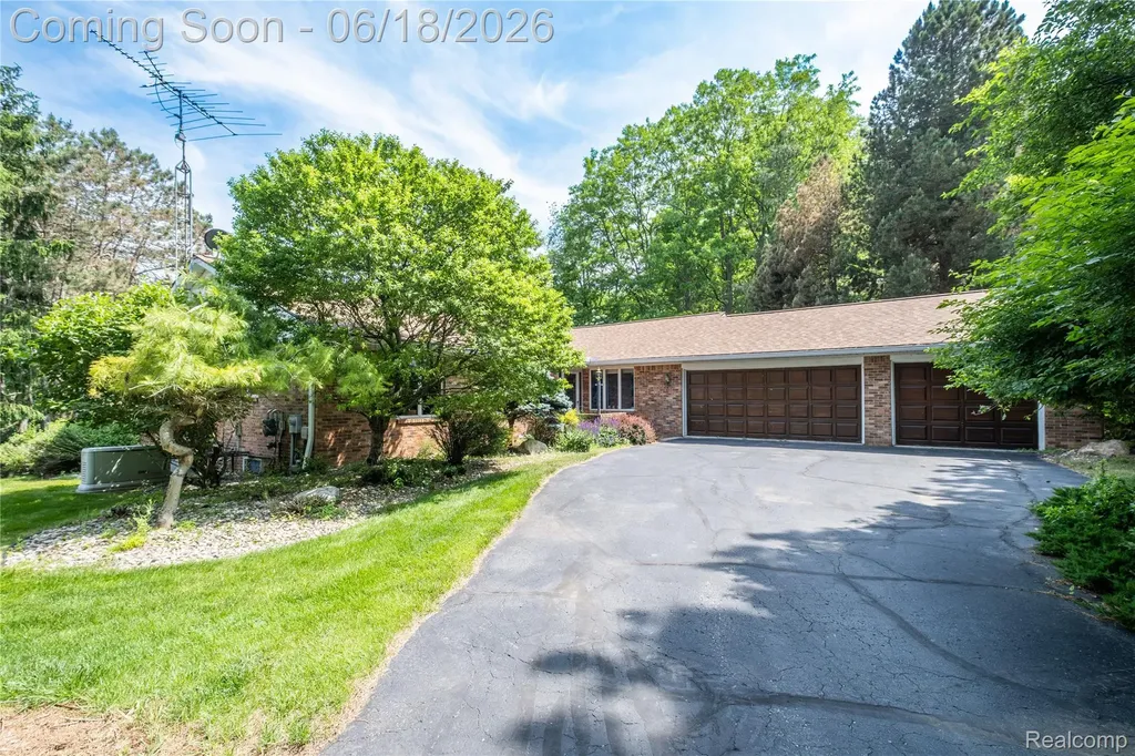 1101 S Lake Valley Drive Fenton Charter Township MI 48430