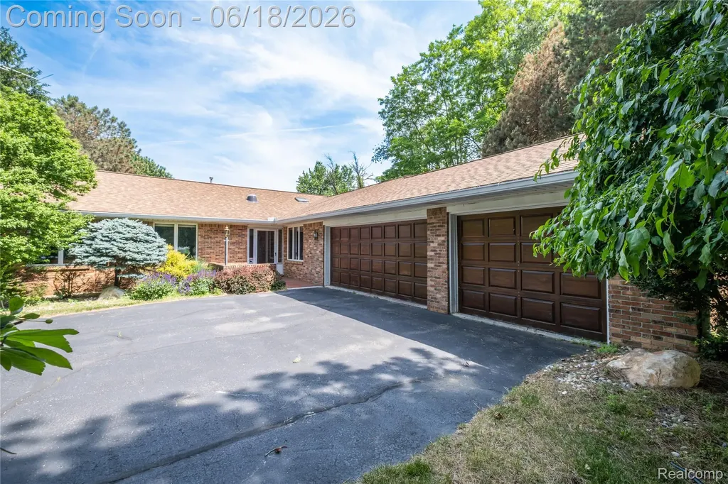 1101 S Lake Valley Drive Fenton Charter Township MI 48430