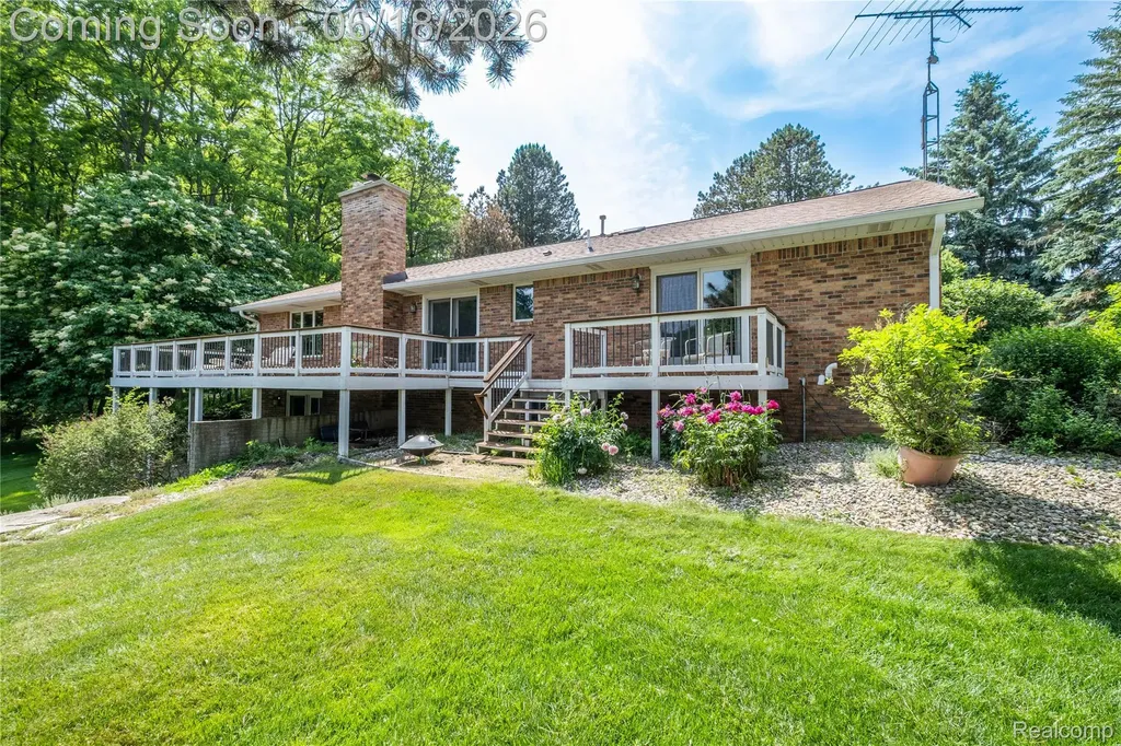 1101 S Lake Valley Drive Fenton Charter Township MI 48430