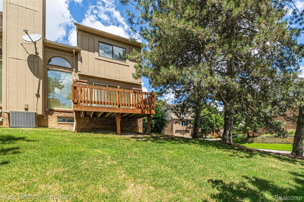 6452 Aspen Ridge Boulevard West Bloomfield Charter Township MI 48322