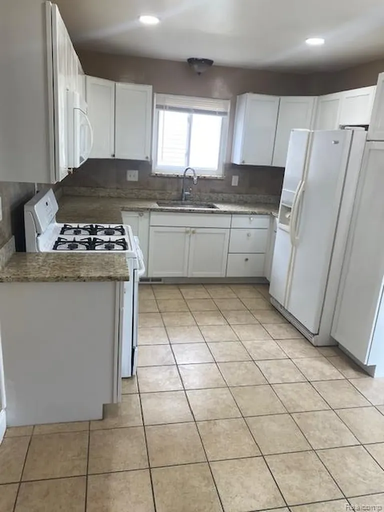 32430 Tecla Drive Warren City MI 48088