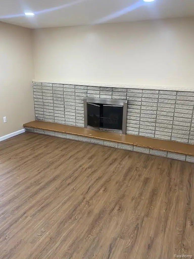 32430 Tecla Drive Warren City MI 48088