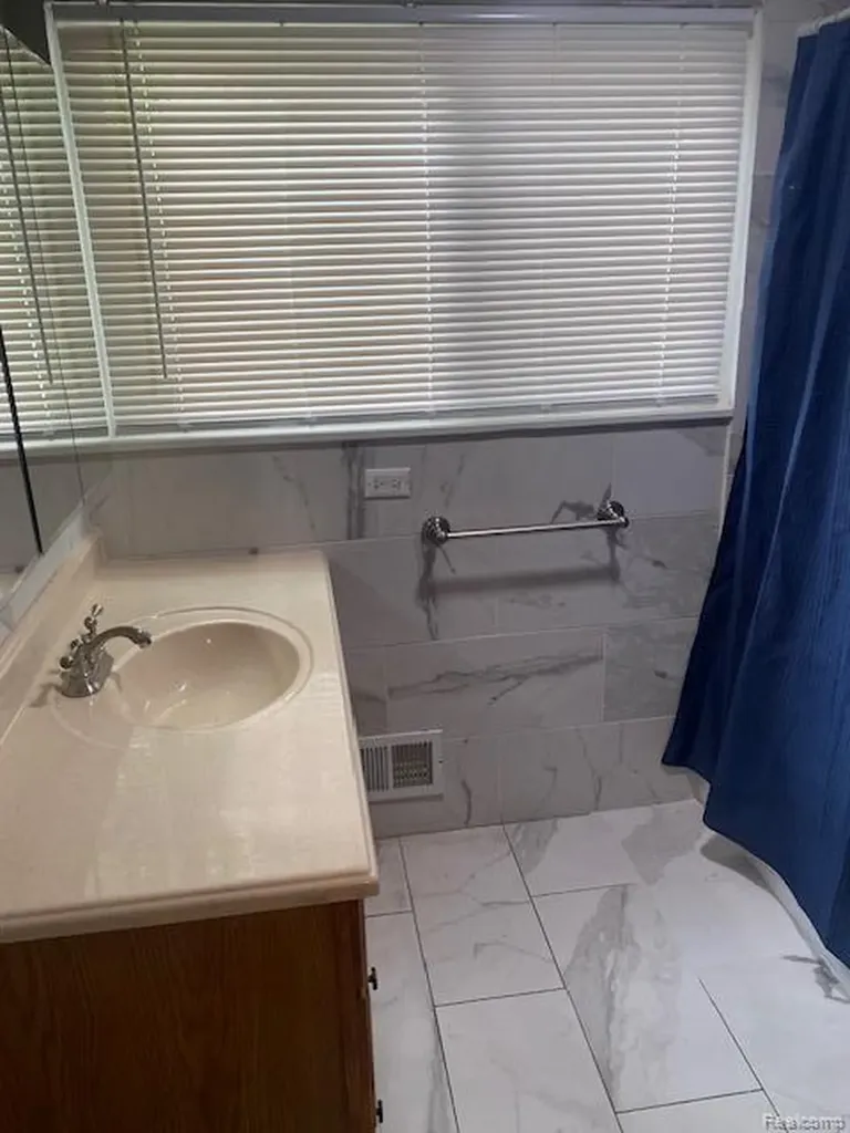 32430 Tecla Drive Warren City MI 48088