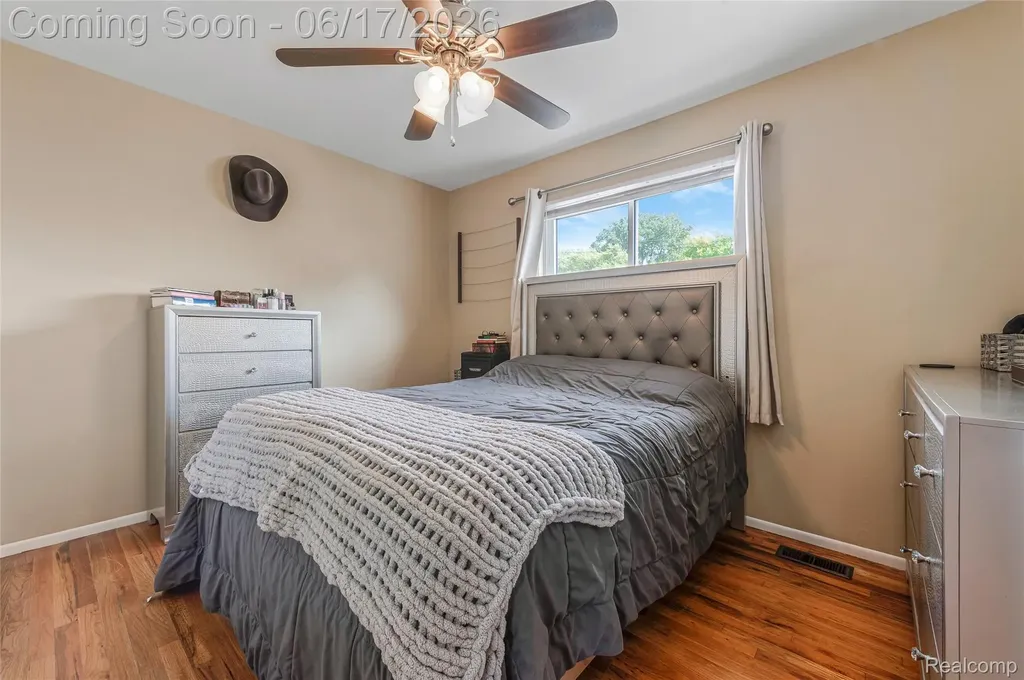 14914 Jenny Drive Warren City MI 48088
