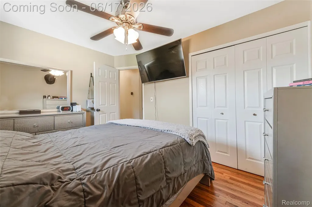 14914 Jenny Drive Warren City MI 48088
