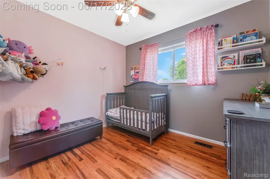 14914 Jenny Drive Warren City MI 48088