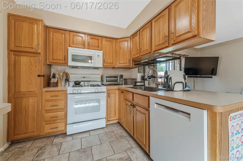 14914 Jenny Drive Warren City MI 48088