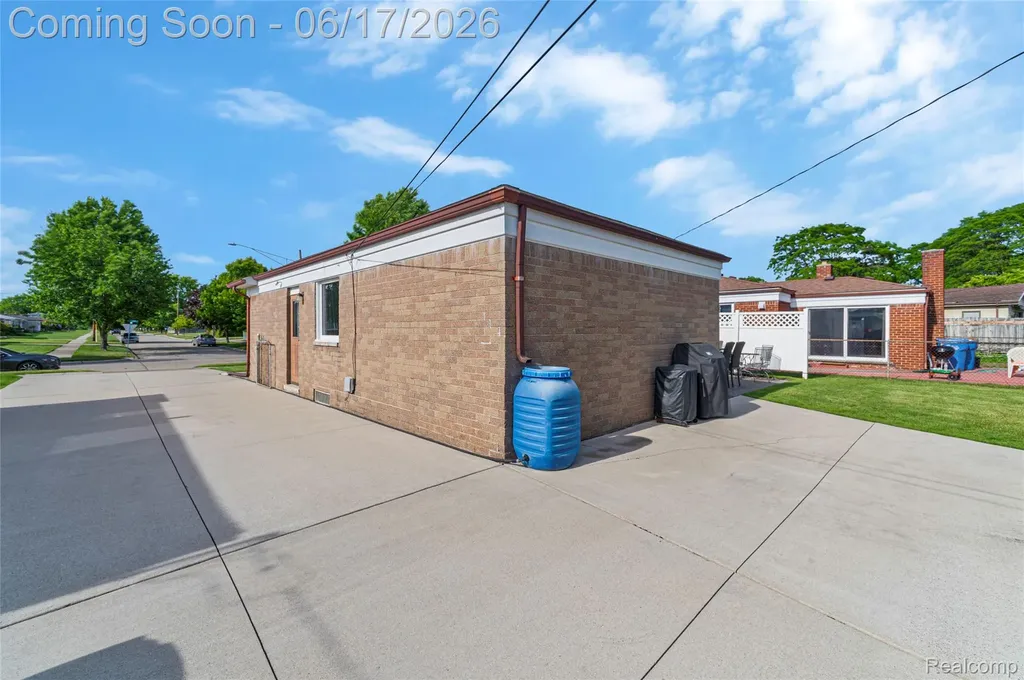 14914 Jenny Drive Warren City MI 48088