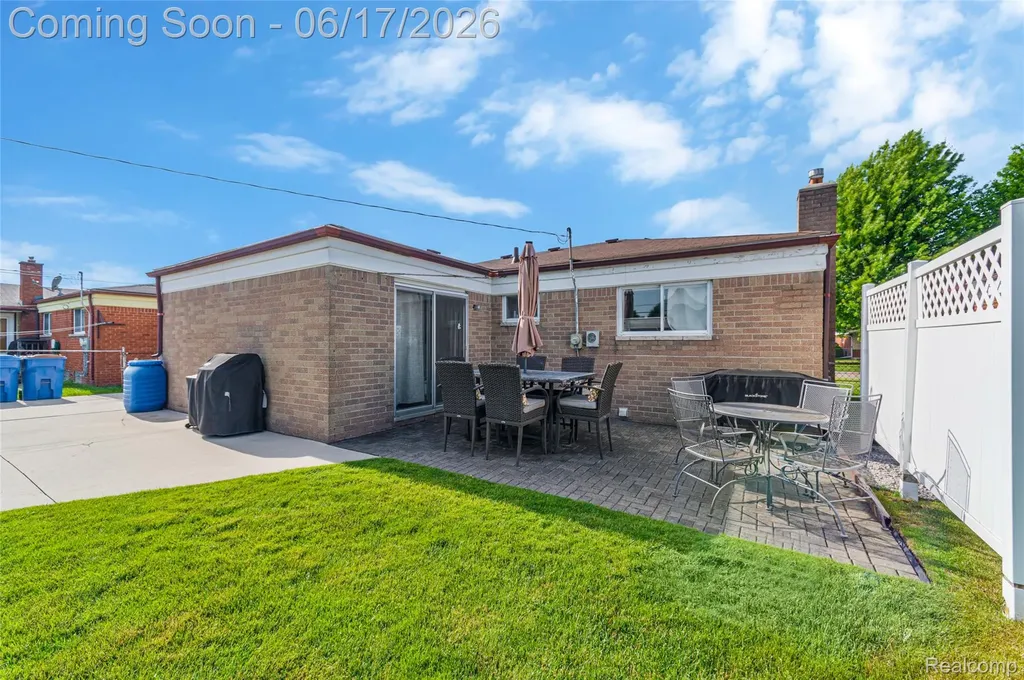 14914 Jenny Drive Warren City MI 48088