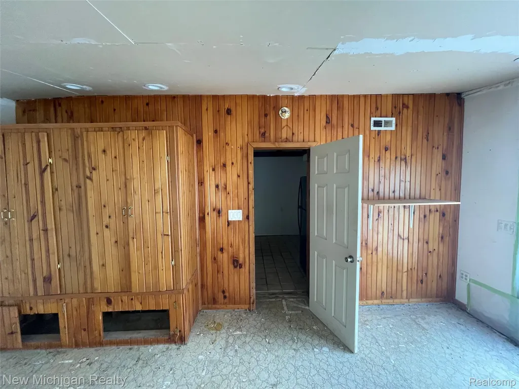 2811 Wisconsin Road Troy City MI 48083