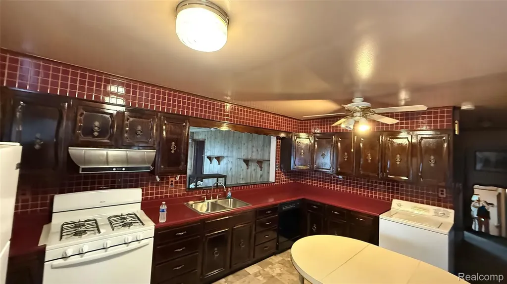 17009 Arlington Avenue Allen Park City MI 48101