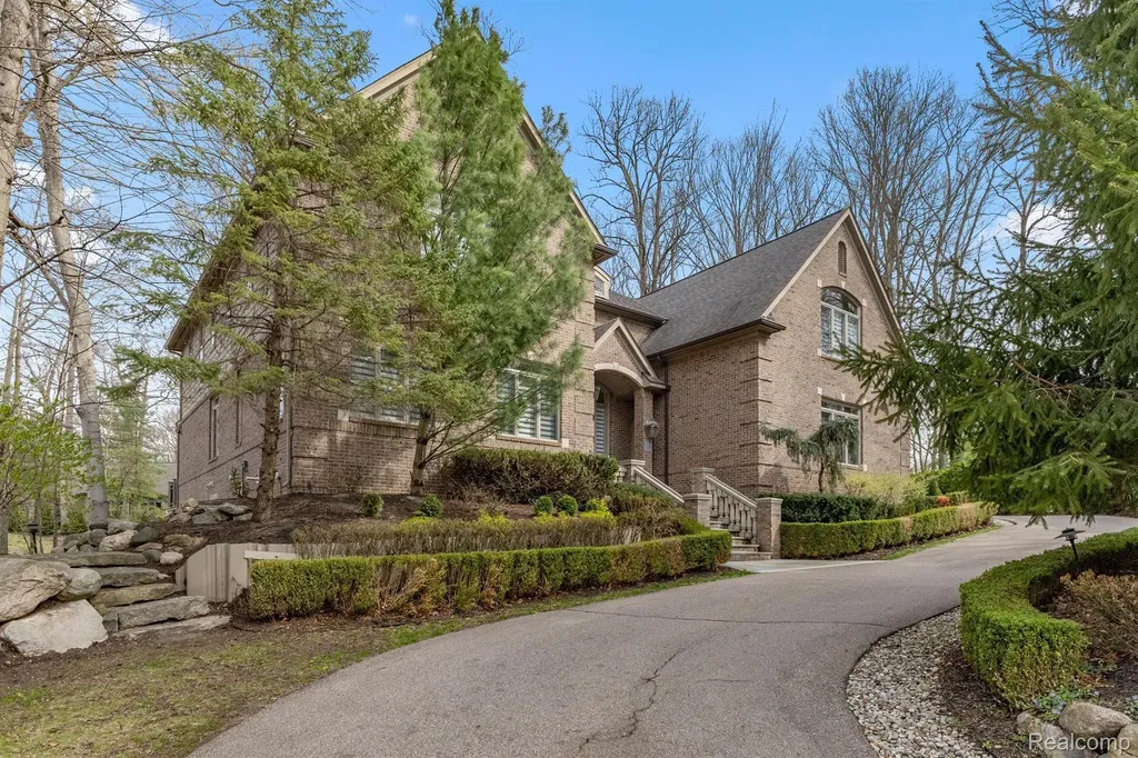 21480 Lujon Court Northville City MI 48167