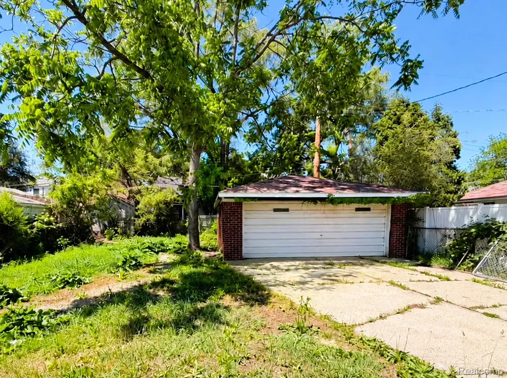 8573 E Outer Drive Detroit City MI 48213