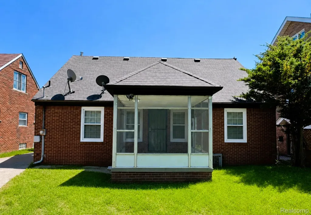 8573 E Outer Drive Detroit City MI 48213