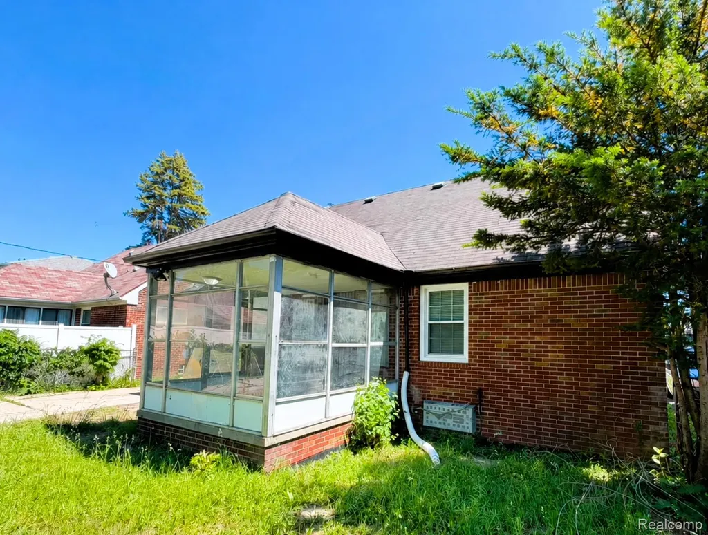 8573 E Outer Drive Detroit City MI 48213