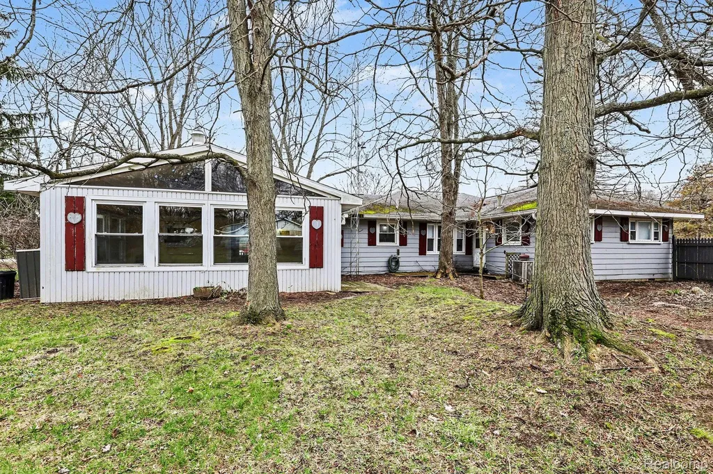 1260 Gilbert Street Flint Charter Township MI 48532