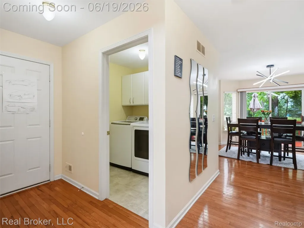 6729 Eckerman Drive Troy City MI 48085