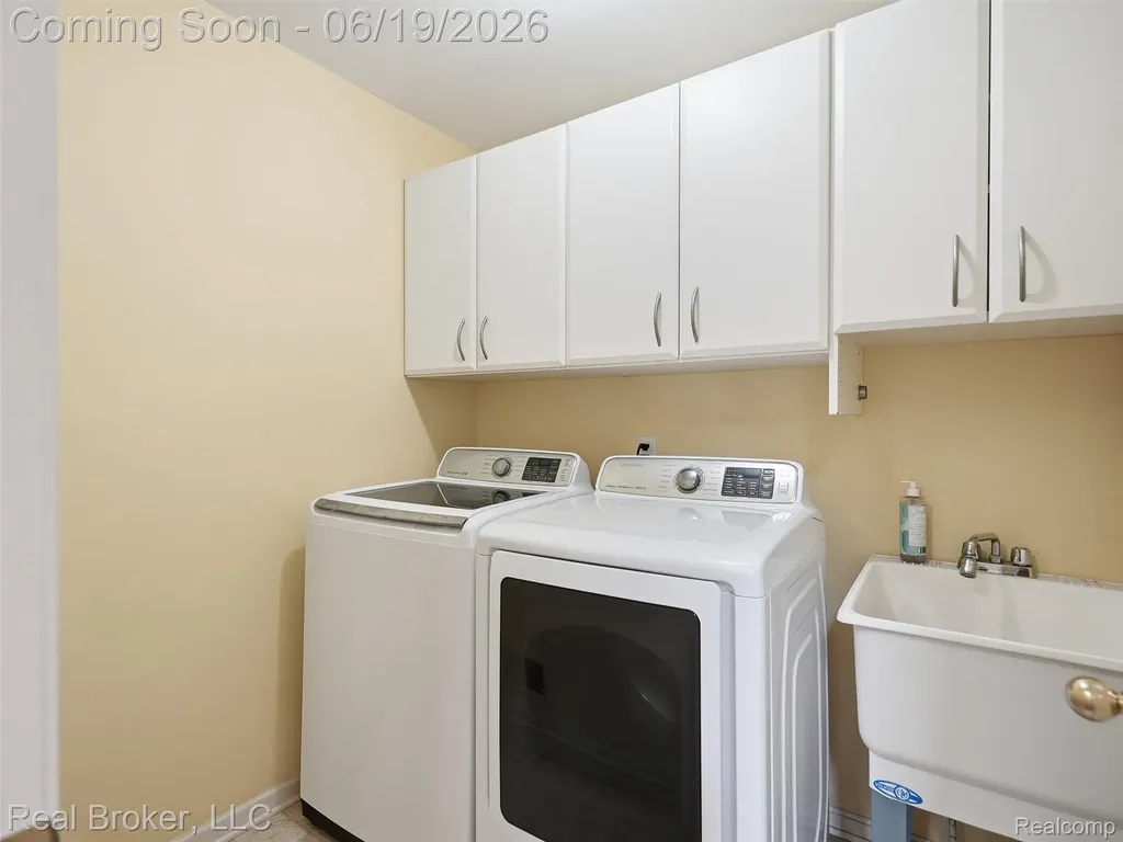 6729 Eckerman Drive Troy City MI 48085