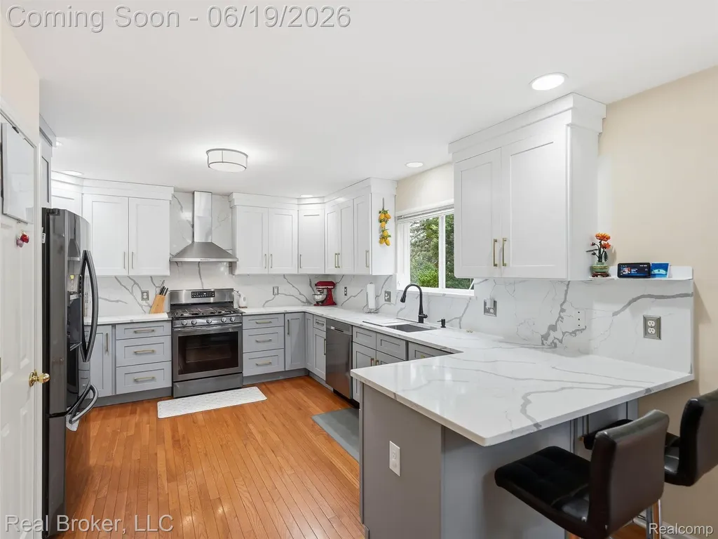 6729 Eckerman Drive Troy City MI 48085