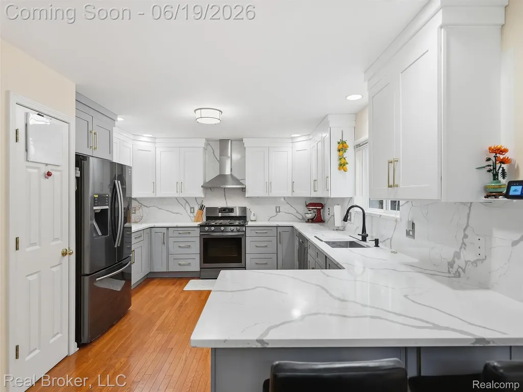 6729 Eckerman Drive Troy City MI 48085