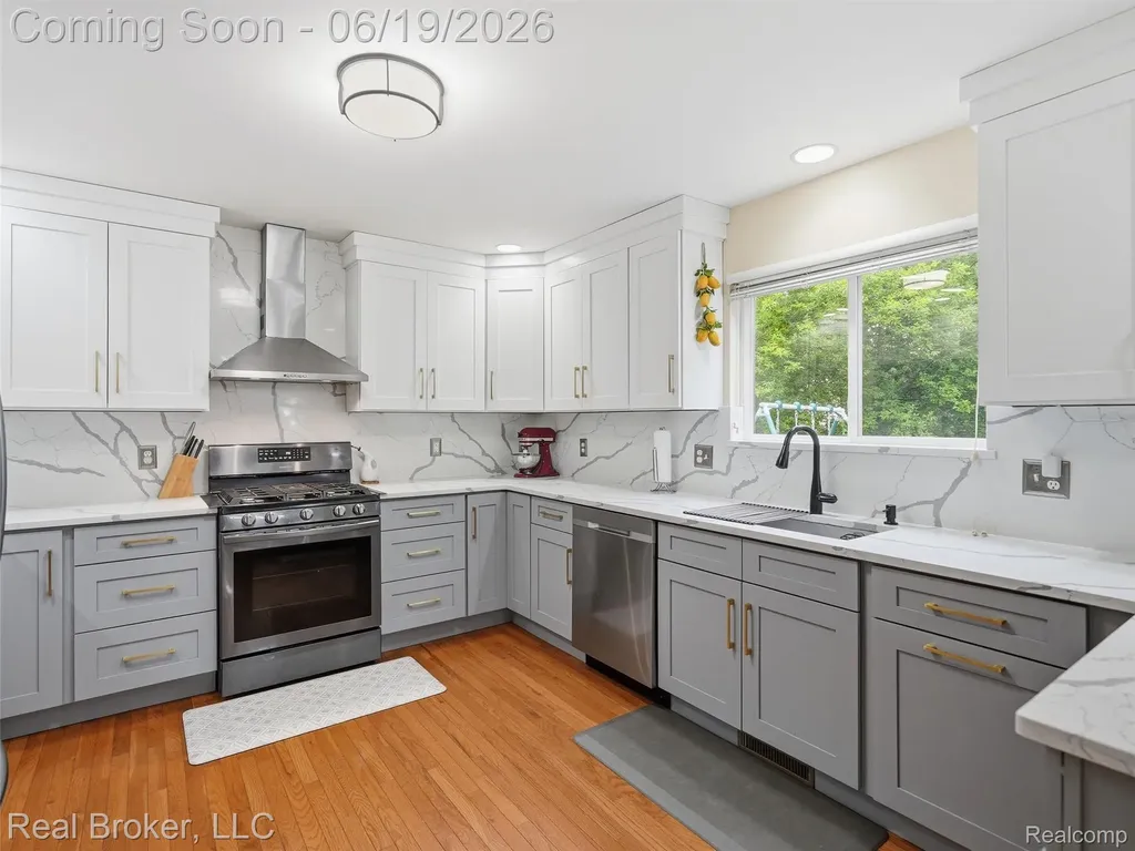 6729 Eckerman Drive Troy City MI 48085