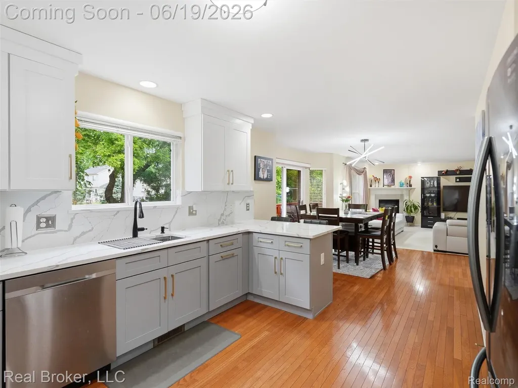 6729 Eckerman Drive Troy City MI 48085