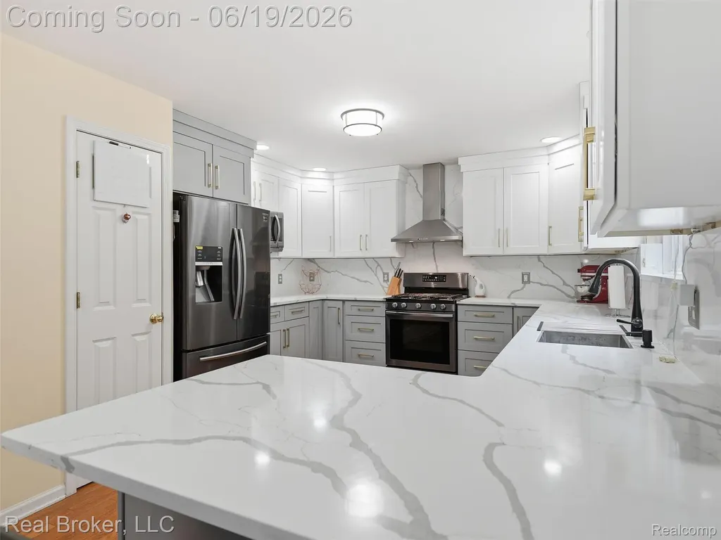 6729 Eckerman Drive Troy City MI 48085