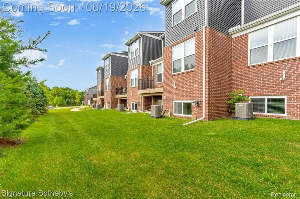 319 Strawberry Drive Rochester Hills City MI 48307