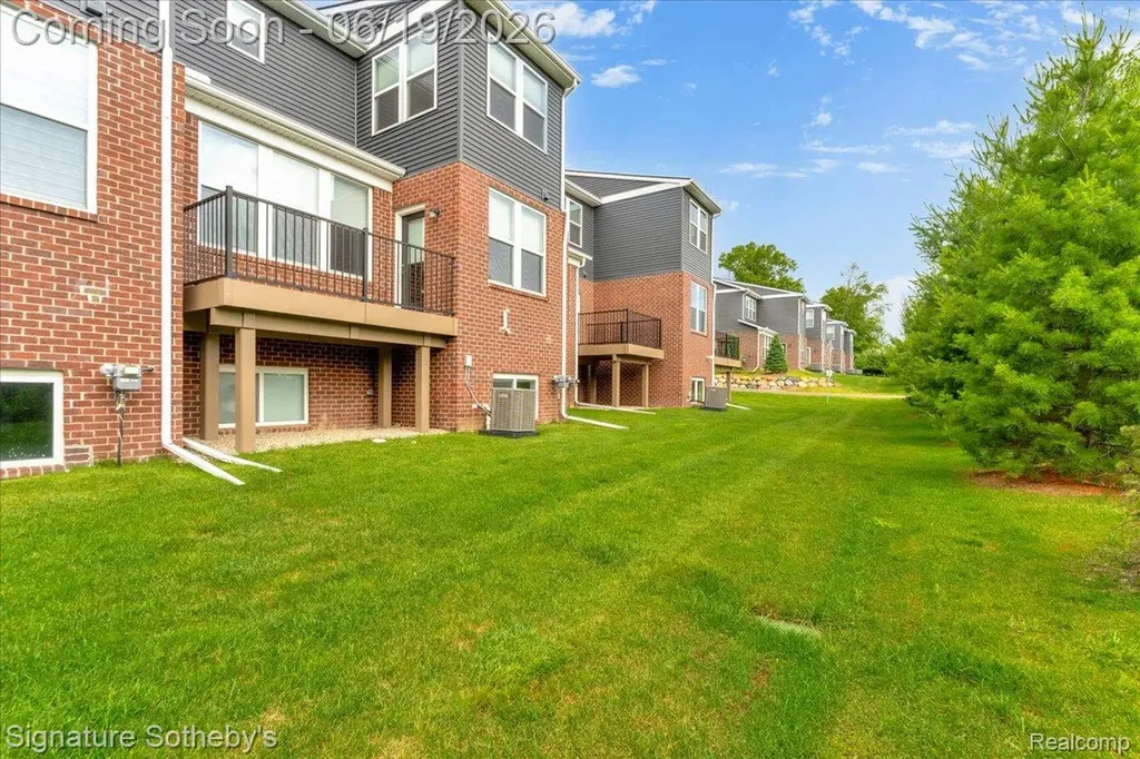 319 Strawberry Drive Rochester Hills City MI 48307