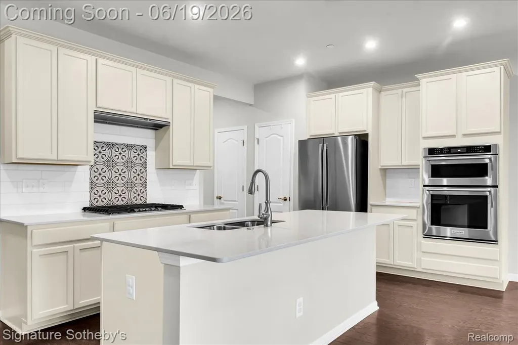 319 Strawberry Drive Rochester Hills City MI 48307