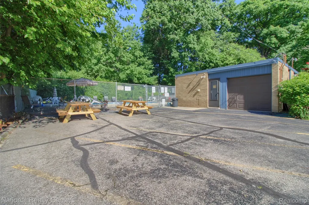 16547 Middlebelt Road Livonia City MI 48154