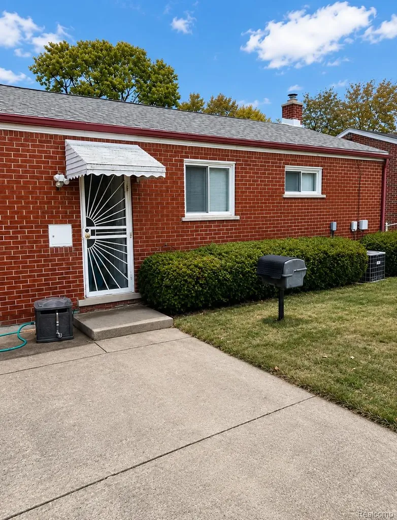 9356 Riverview Redford Charter Township MI 48239