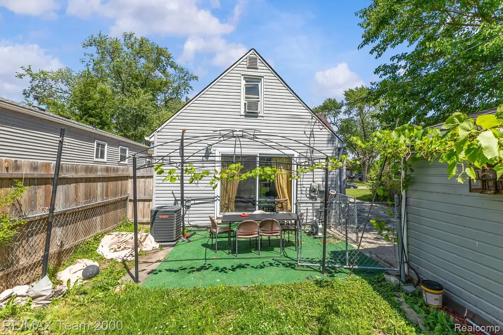 7415 Gilman Street Westland City MI 48185