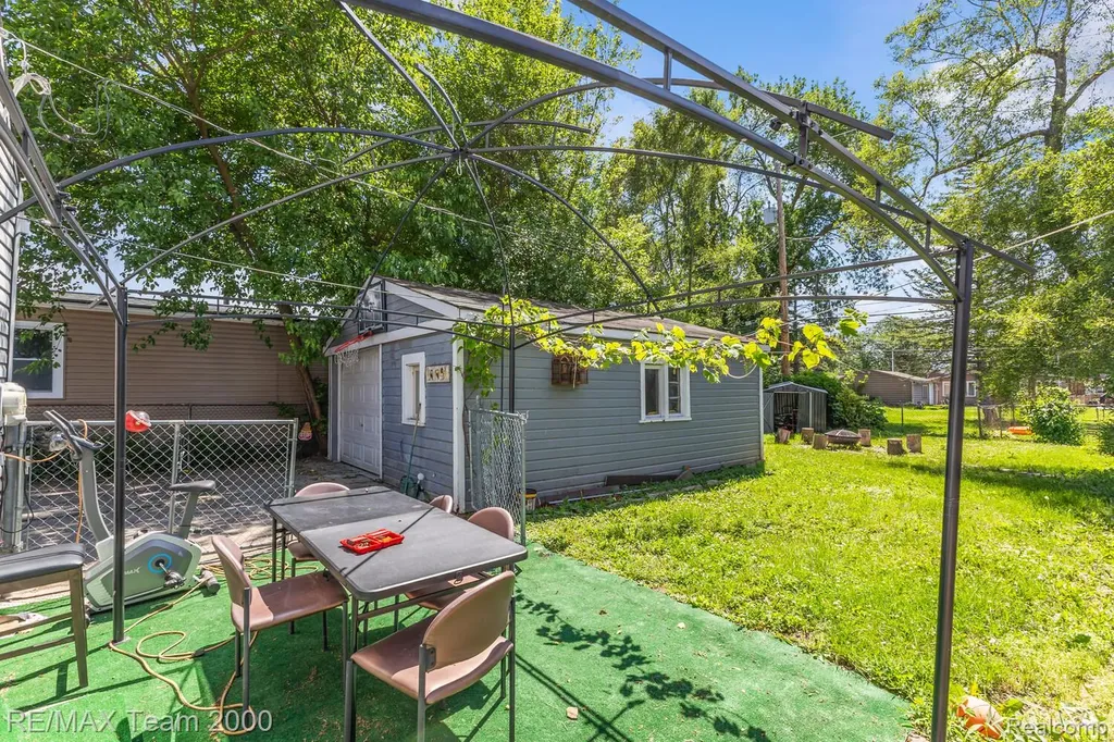 7415 Gilman Street Westland City MI 48185