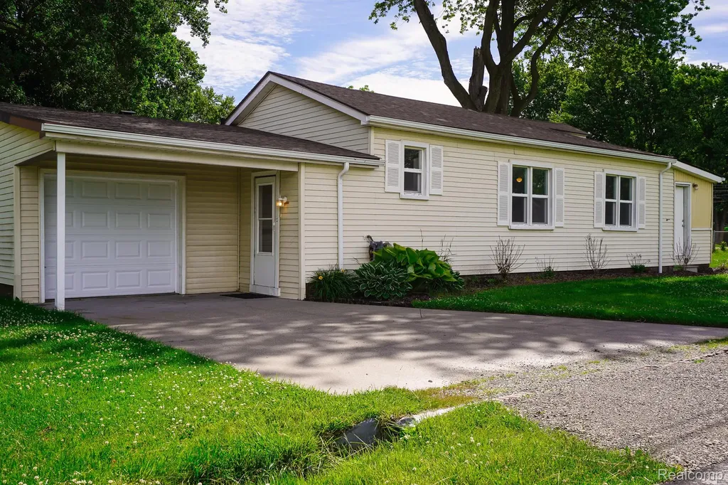 36807 Jefferson Avenue Harrison Charter Township MI 48045