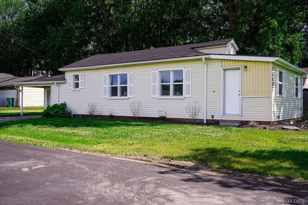 36807 Jefferson Avenue Harrison Charter Township MI 48045