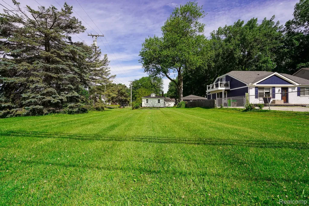 36807 Jefferson Avenue Harrison Charter Township MI 48045