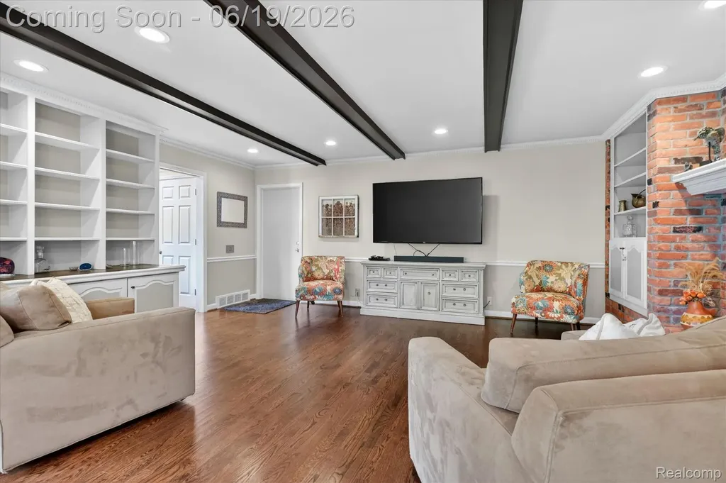 19780 Edshire Lane Grosse Pointe Woods City MI 48236