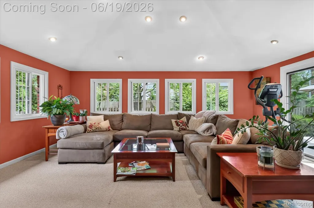 19780 Edshire Lane Grosse Pointe Woods City MI 48236